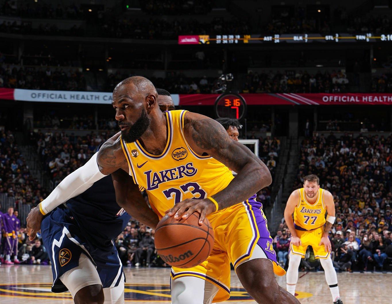 开云体育官网-湖人防守回暖破敌！詹皇砍准三双+回应落选全明星首发：毫无反应